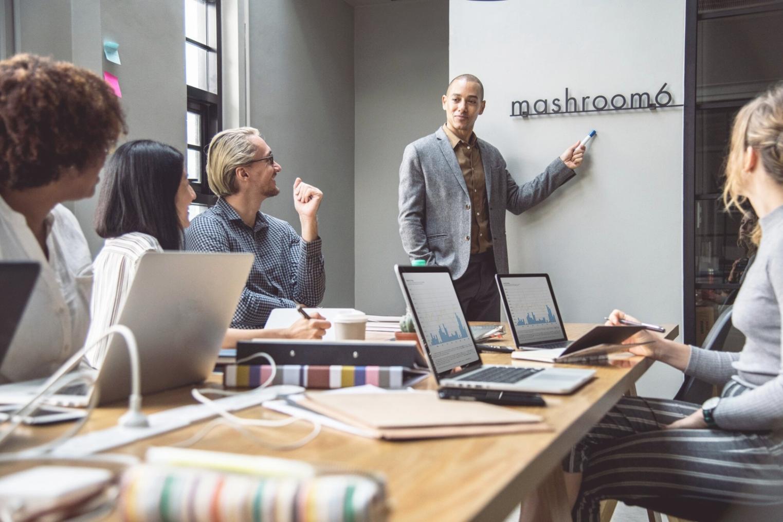 Professionista che analizza dati di progresso formativo